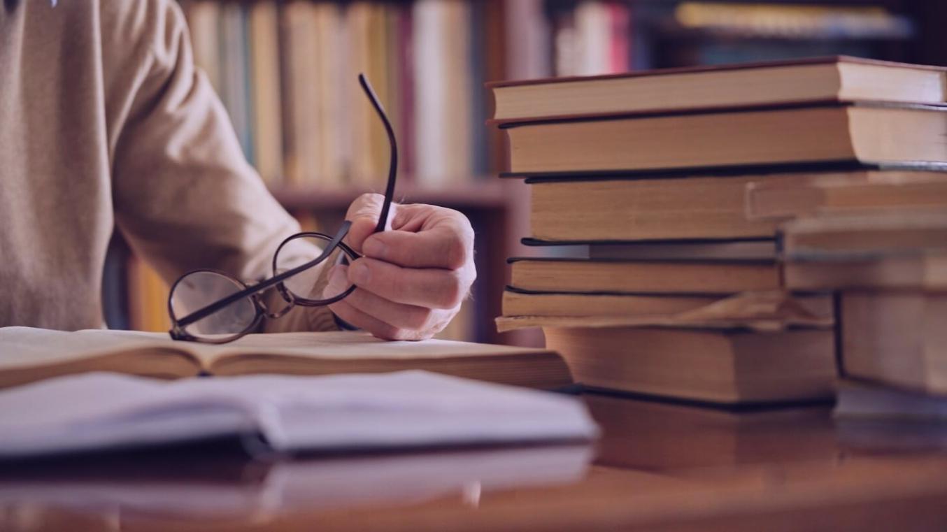 Estudiante participando en curso online de comunicación financiera desde su hogar