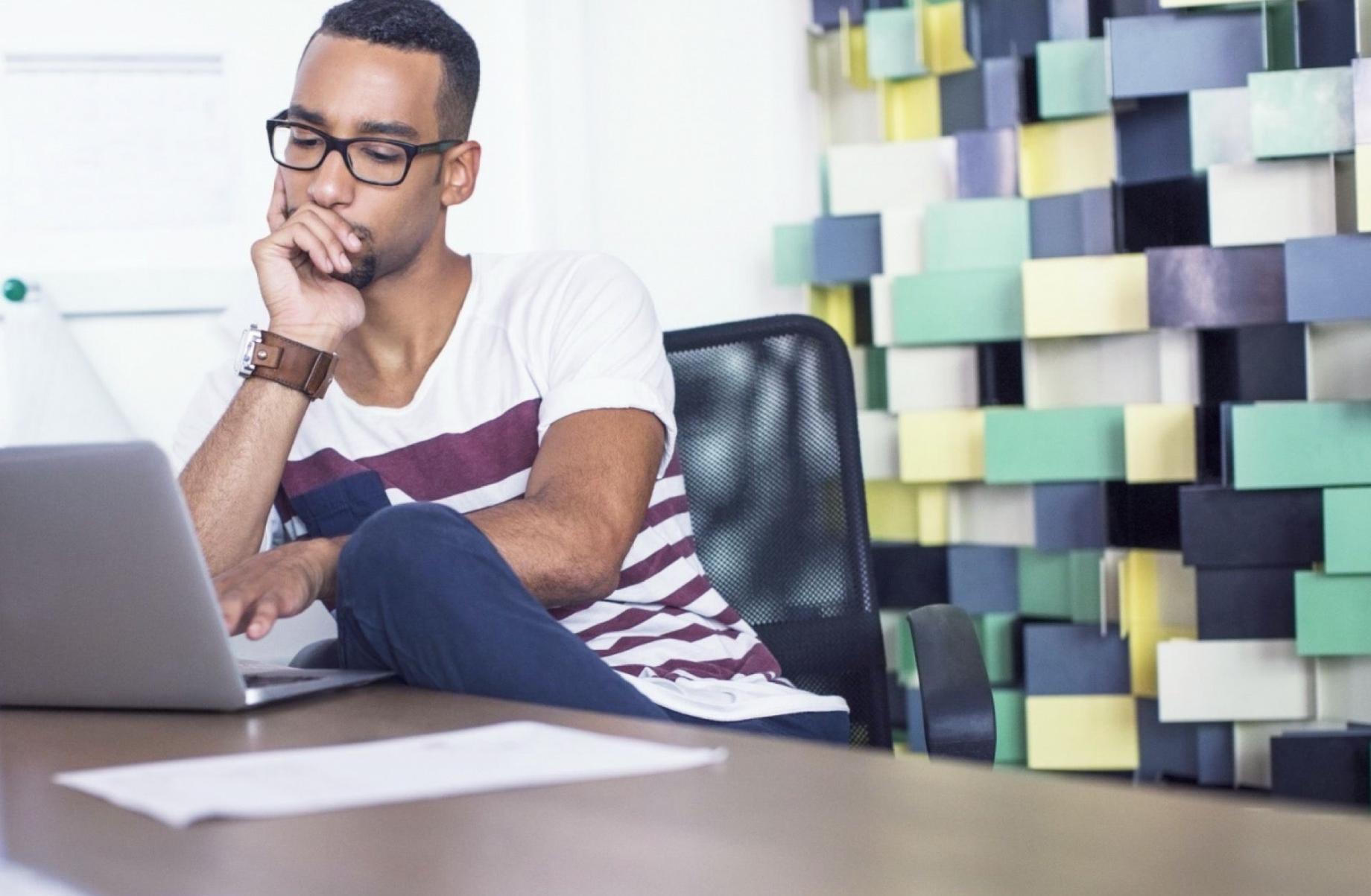 Estudiantes participando en sesiones interactivas de comunicación financiera
