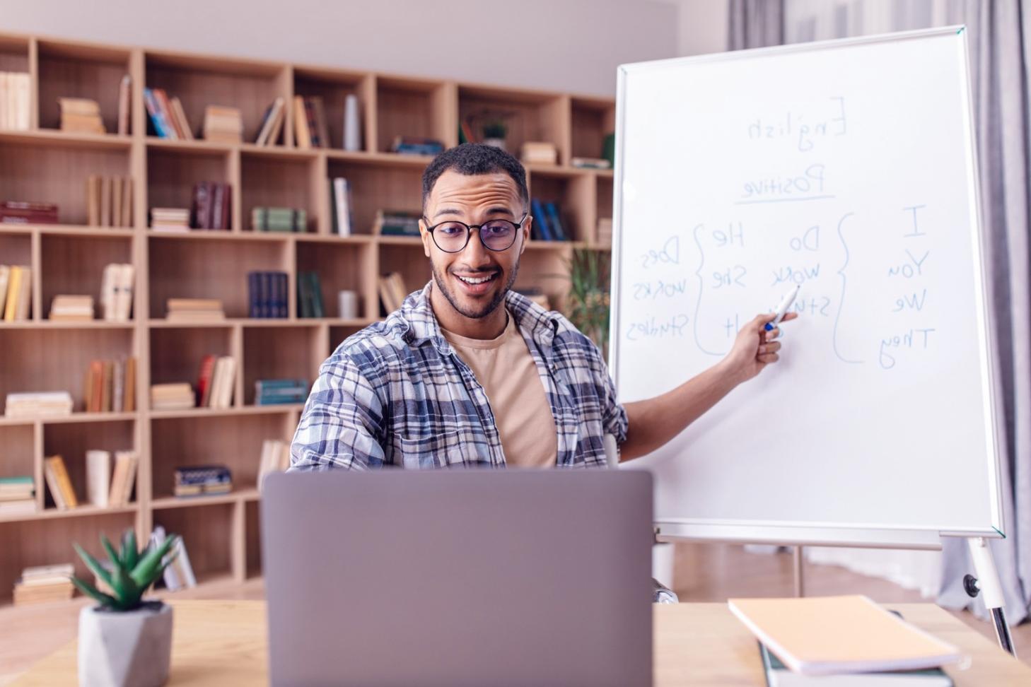 Estudiante trabajando en habilidades de comunicación financiera en su espacio de estudio