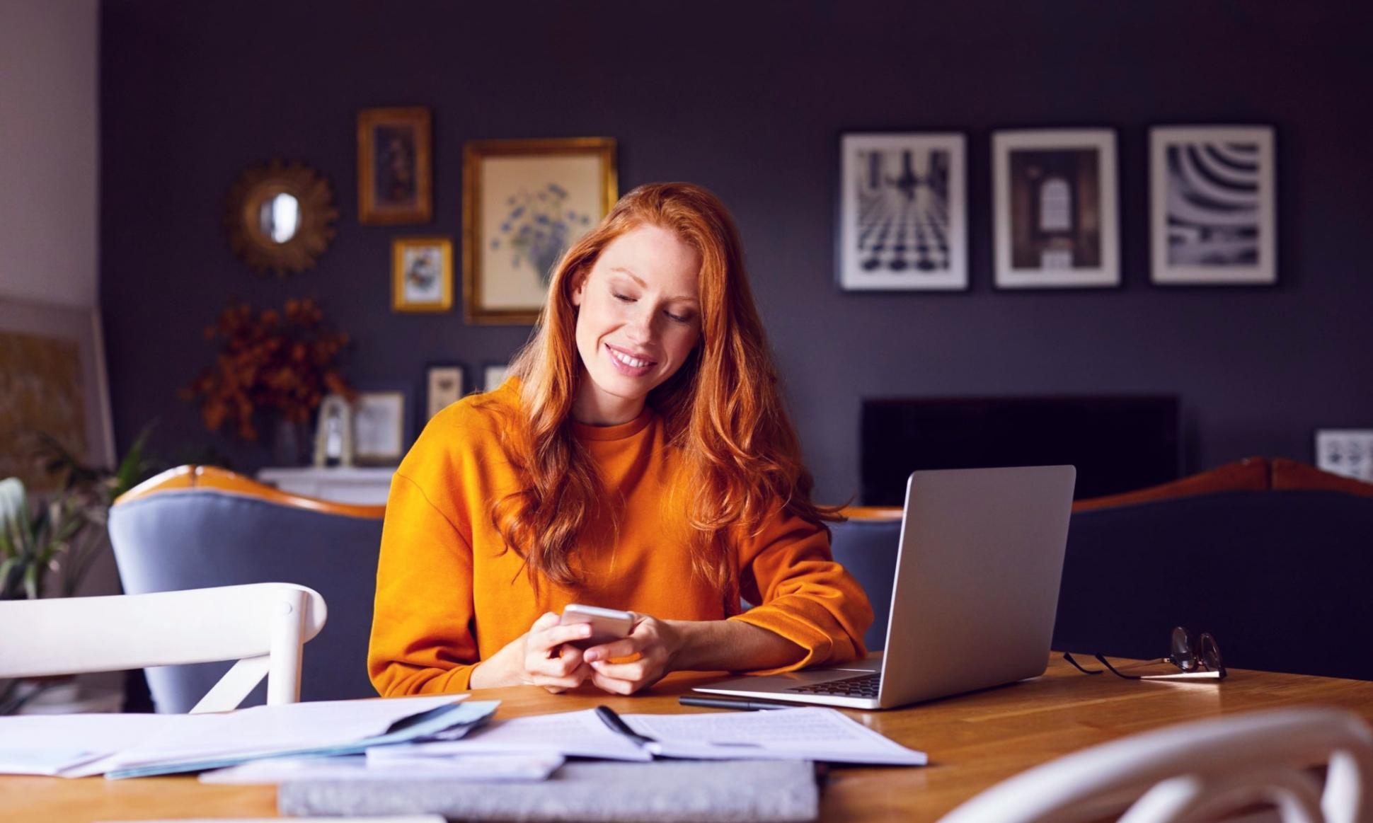Estudiante revisando materiales de curso financiero