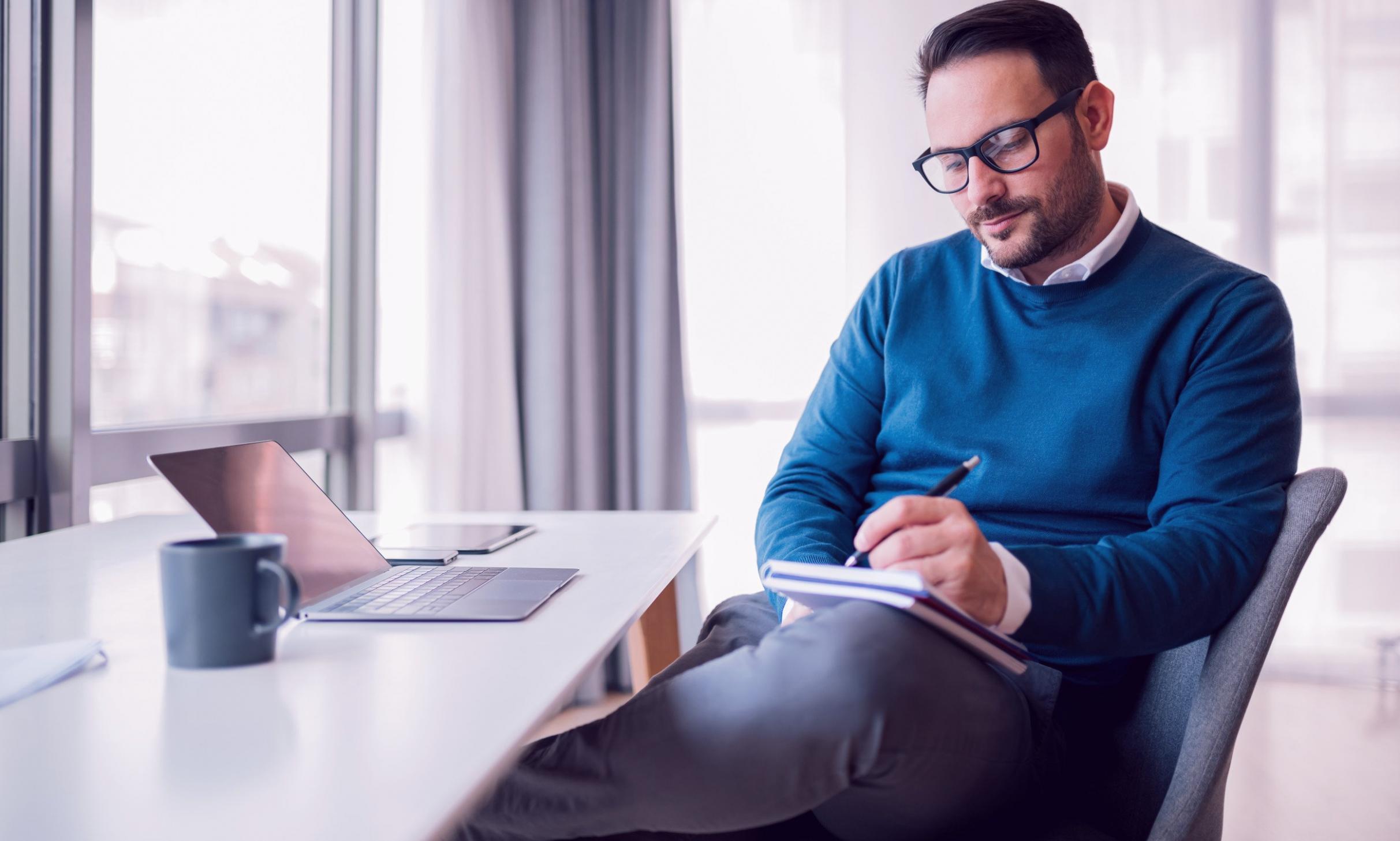 Personas aprendiendo habilidades de comunicación financiera en un entorno profesional
