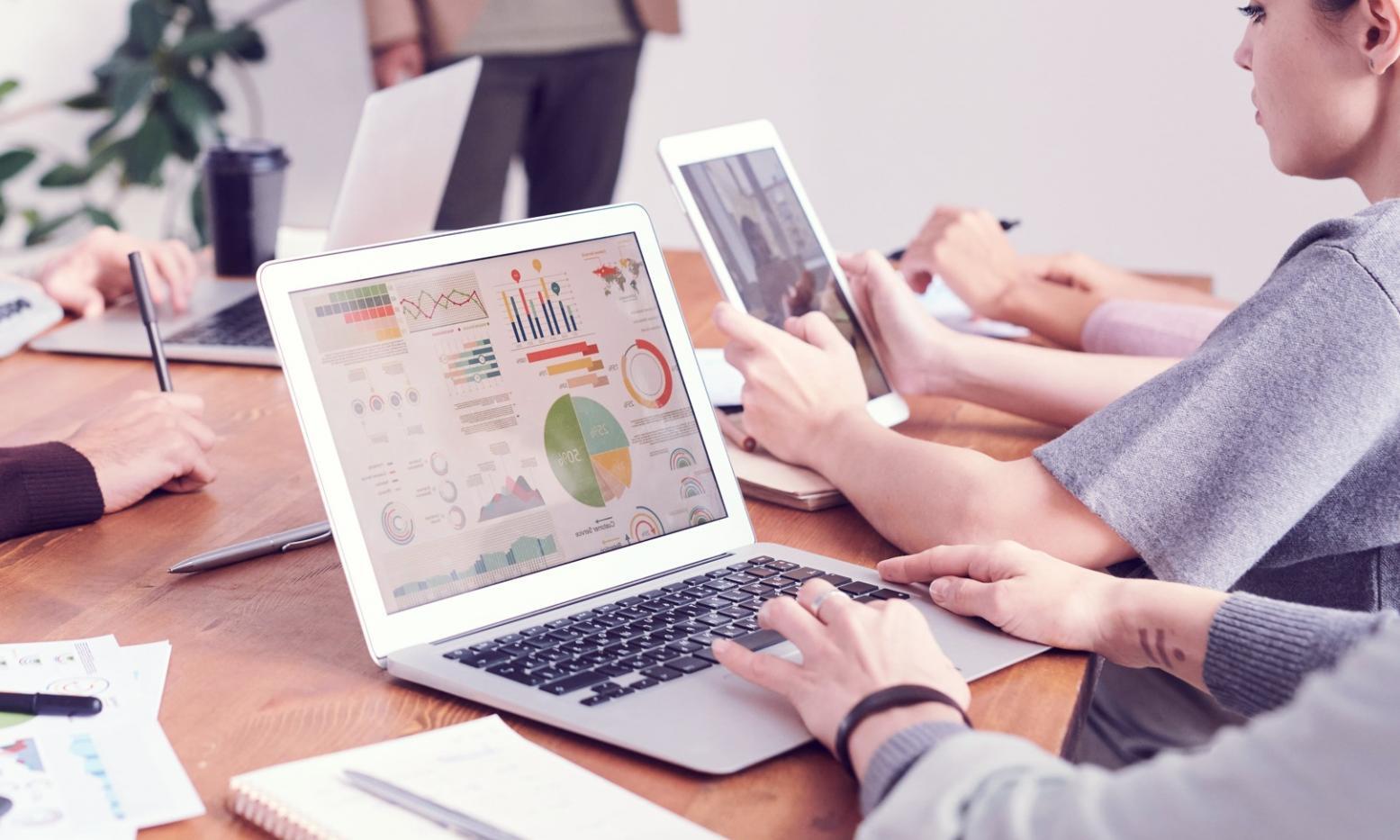 Sesión de formación en habilidades de comunicación financiera