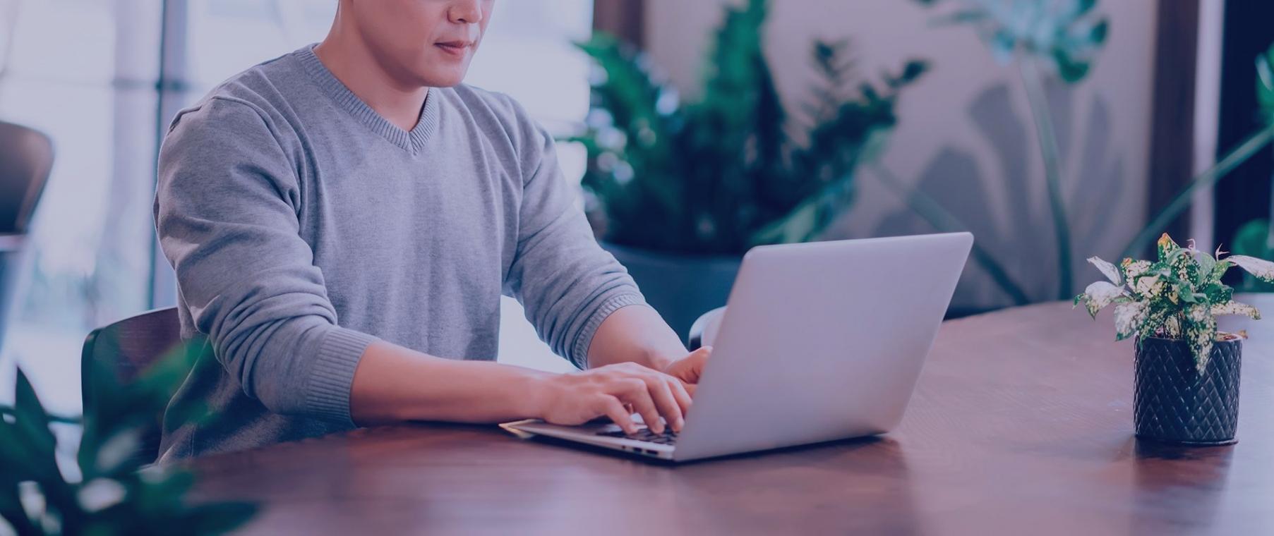 Profesionales aplicando técnicas de comunicación financiera en reunión de trabajo